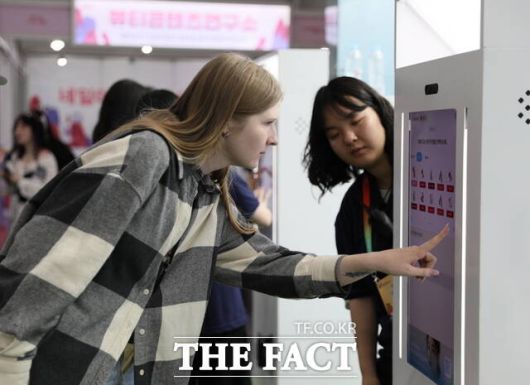 천안 K-컬처박람회’ 뷰티 산업전시관에서 외국인이 인공지능(A)I를 기반으로 한 피부 분석과 퍼스널 뷰티 진단, 맞춤형 제품 추천을 체험해보고 있다./천안시