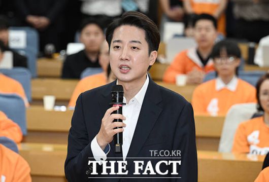 이준석 개혁신당 대선 후보가 3일 오후 서울 여의도 국회 의원회관에 마련된 제21대 대통령선거 개표상황실에서 입장을 밝히는 모습. /박헌우 기자