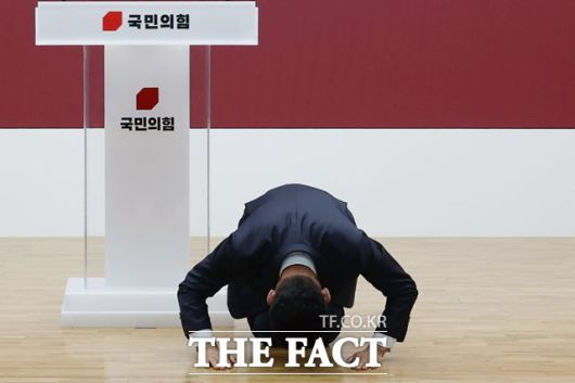 김문수 전 국민의힘 대통령 후보가 4일 서울 여의도 중앙당사에서 열린 제21대 대통령 선거 국민의힘 중앙선거대책위원회 해단식에서 당원과 지지자들을 향해 큰절하는 모습. /뉴시스