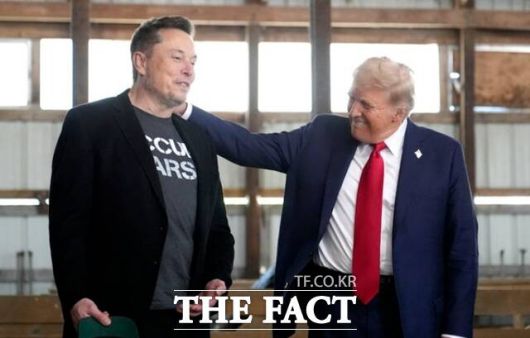 지난해 10월 5일 테슬라와 스페이스엑스의 CEO 엘론 머스크(왼쪽)와 공화당 대선 후보 도널드 트럼프 전 대통령이 펜실베이니아주 버틀러에서 열린 버틀러 팜 쇼에서 열린 캠페인 행사에 참석하고 있다. /AP.뉴시스