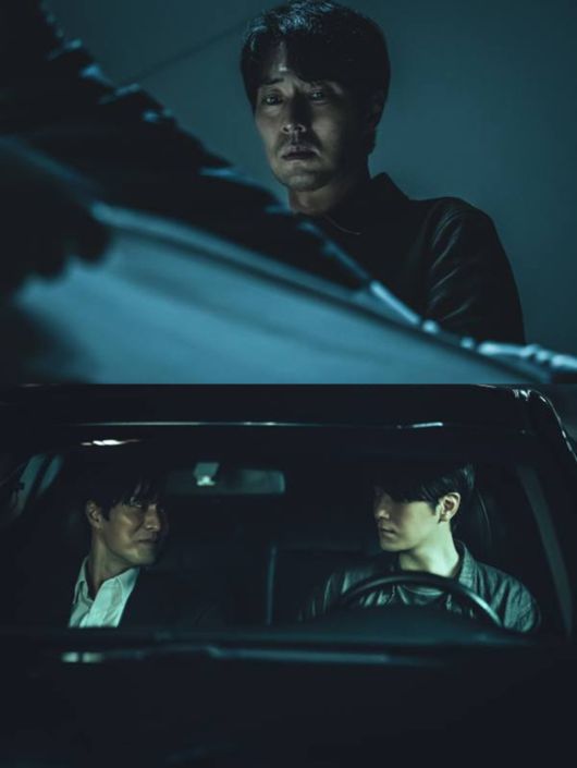 넷플릭스 오리지널 시리즈 '광장'이 배우 이준혁의 원작과의 높은 싱크로율로 눈길을 끌었다. 뿐만 아니라 배우 소지섭의 기교 없으면서도 묵직한 액션으로 몰입감을 높였다. /넷플릭스