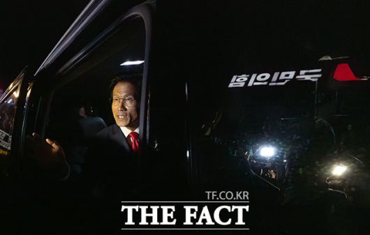 김문수 국민의힘 대선 후보가 4일 오전 서울 여의도 국민의힘 중앙당사에서 제21대 대통령선거 결과에 대한 승복 입장을 밝힌 뒤 당사를 나서는 모습. /박헌우 기자