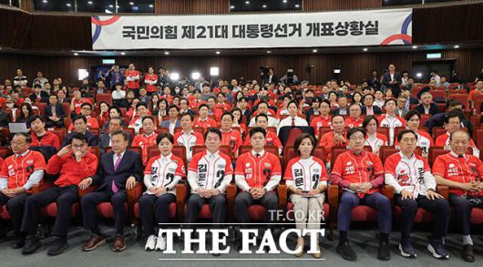 국민의힘 선거대책위원회 관계자들이 3일 오후 서울 여의도 국회도서관에 마련된 당 개표상황실에서 제21대 대통령 선거 방송3사 출구조사 결과를 보며 굳은 표정을 짓는 모습. /박헌우 기자