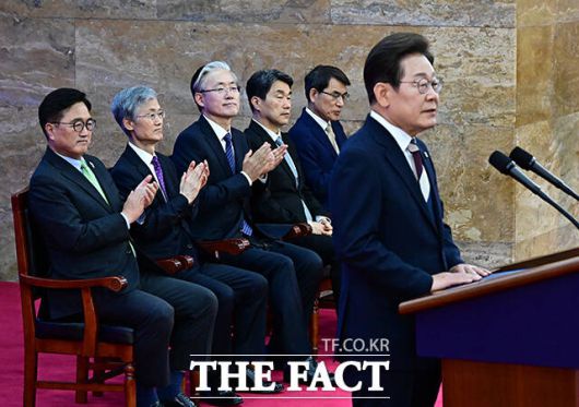 우원식 국회의장과 조희대 대법원장, 김형두 헌법재판소장 권한대행, 이주호 대통령 권한대행 부총리 겸 교육부 장관, 노태악 중앙선거관리위원장 등 5부요인(왼쪽부터)이 4일 오전 11시 서울 여의도 국회에서 열린 취임선서에 참석해 박수를 치고 있다. /국회=배정한 기자