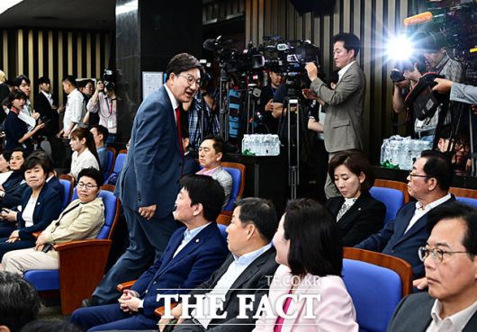 김용태 비상대책위원장 모두발언 들은 뒤 회의장 떠나는 권성동 원내대표.