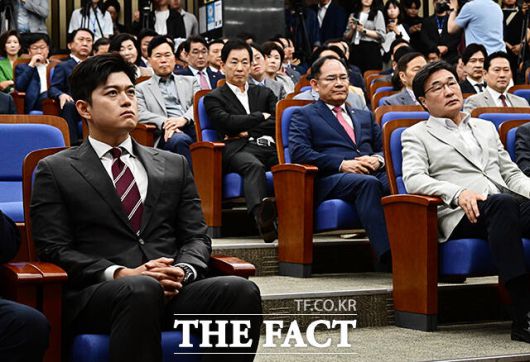 김용태 국민의힘 비상대책위원장(왼쪽)이 5일 오전 서울 여의도 국회에서 열린 의원총회에 참석해 권성동 원내대표의 모두발언을 듣고 있다. /배정한 기자