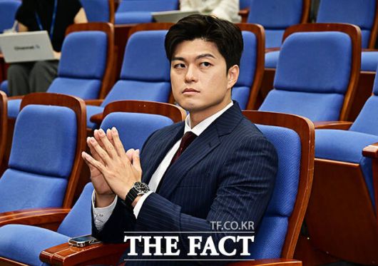 의원총회 시작 기다리는 김용태 비상대책위원장.