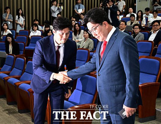 의원총회에 참석해 인사하는 김용태 비상대책위원장(왼쪽)과 권성동 원내대표.