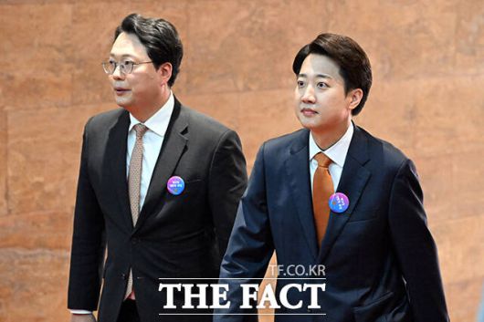 한편 제명 청원과 별개로 더불어민주당과 조국혁신당 등 범진보 진영에서는 이 의원에 대한 징계안을 발의한 상태다. 제21대 대통령 선거에 출마했던 이준석 개혁신당 의원(오른쪽)이 4일 오전 서울 여의도 국회의사당에서 열린 이재명 제21대 대통령 취임식에 참석하고 있다. 왼쪽은 천하람 개혁신당 원내대표. /국회사진기자단