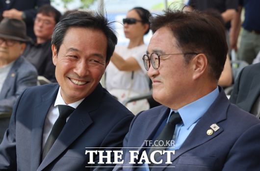 우상호 대통령실 정무수석이 10일 우원식 국회의장과 여야 지도부를 예방한다. 우 수석(왼쪽)과 우 의장이 9일 오후 서울 마포구 연세대 이한열동산에서 열린 제38주기 이한열 추모제에서 대화를 나누고 있다. /뉴시스