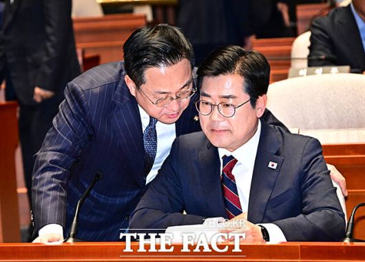 민주당은 현재 14명인 대법관 수를 30명으로 늘리는 내용이 담긴 법원조직법 개정안과 허위사실공표죄 구성 요건에서 '행위'를 삭제하는 내용을 핵심으로 하는 공직선거법 개정안 처리를 추진 중이다. 박 직무대행(오른쪽)이 5일 오후 국회에서 열린 의원총회에 참석해 박성준 원내수석부대표와 논의하는 모습./배정한 기자