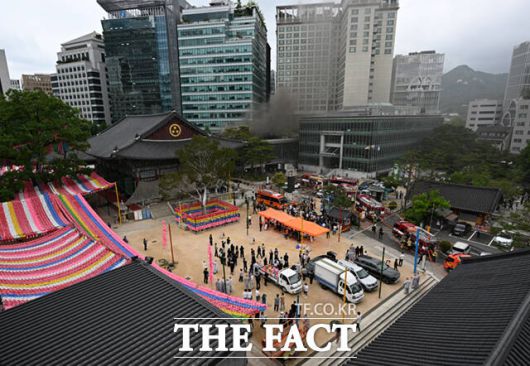 불이 난 건물은 지상 4층과 지하 4층규모로, 연면적은 1만7050.49㎡다. 불이 난 건물과 연결된 불교중앙박물관에서는 국보와 보물 등 문화재 33점이 전시 중이었다. /서예원 기자