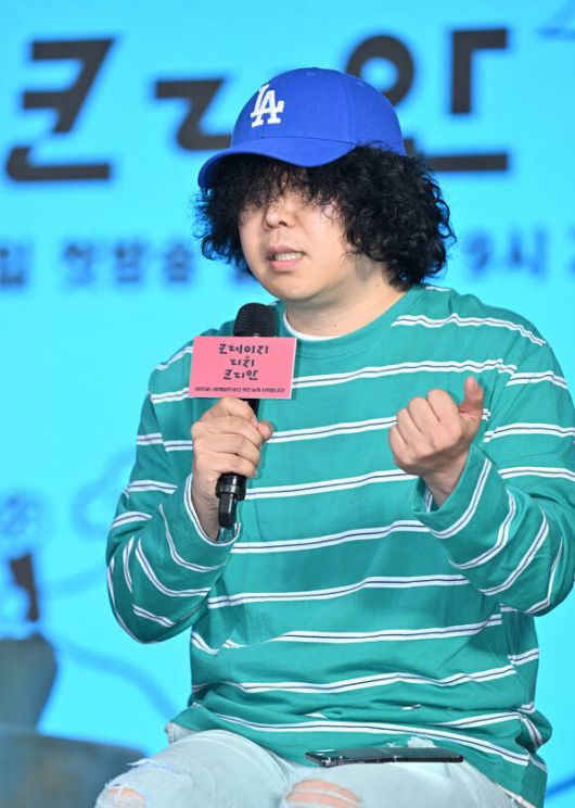 이창수 PD는 '크레이지 리치 코리안' 제작발표회에서 "1년 전, 민희진 전 대표의 기자회견을 보고 프로그램을 하나 만들 수 있겠다 싶었다. 그렇게 고민하던 차에 '크레이지 리치 코리안'을 만들게 됐다"고 밝혔다. /KBS2