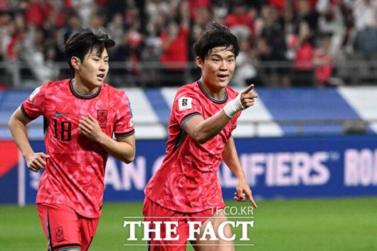 오현규(오른쪽)가 10일 오후 서울 마포구 서울월드컵경기장에서 열린 2026 국제축구연맹(FIFA) 북중미 월드컵 아시아 3차 예선 쿠웨이트전에서 득점 후 이강인과 함께 기뻐하고 있다./서울월드컵경기장=남용희 기자