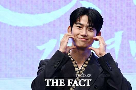 소설 속 남자주인공 경성군 이번으로 분한 옥택연은 "서현이 한다고 해서 출연하게 됐다"고 말했다. /남용희 기자