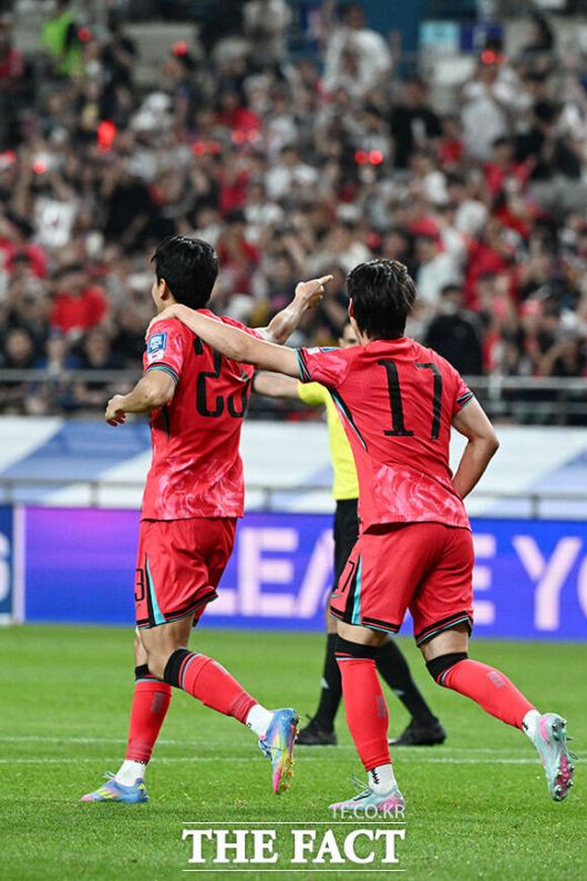 '선제골' 전진우(왼쪽)