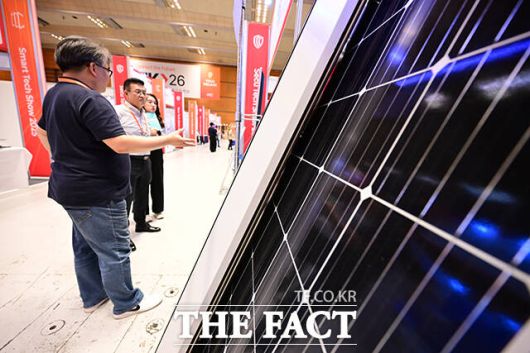 태양광 패널 청소를 담당하는 로봇.