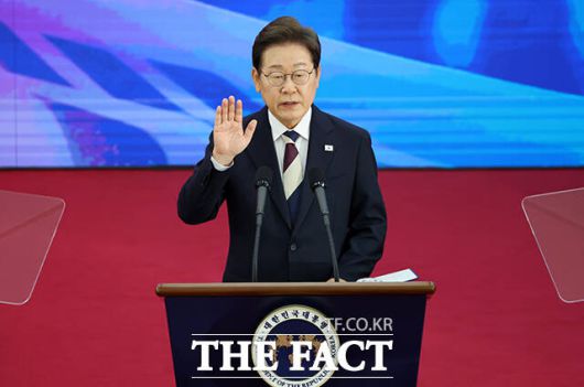 '재생에너지 중심 사회' 전환을 공약으로 내건 이재명 정부가 집권하면서 해상풍력발전이 확대될 전망이다. 제21대 대통령에 당선된 이재명 대통령이 4일 국회 로텐더홀에서 취임선서를 하고 있다. /국회사진기자단