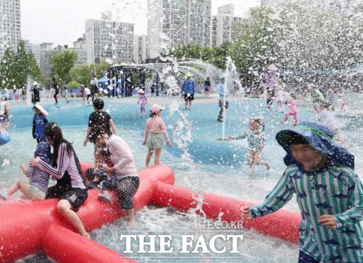 부천 중앙공원 물놀이장에서 어린이들이 물놀이를 즐기고 있다./부천시