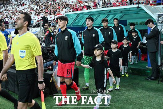 2026 국제축구연맹(FIFA) 북중미 월드컵 아시아 3차 예선 쿠웨이트전에 입장하는 선수들.