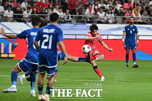 수비수 뚫고 슈팅 시도하는 이강인.