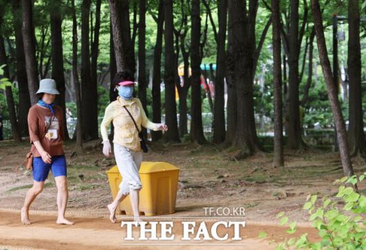 시민들이 중앙공원에 조성된 맨발길을 걷고 있다./부천시