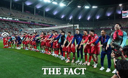 팬들에게 감사 인사 전하는 축구 대표팀.