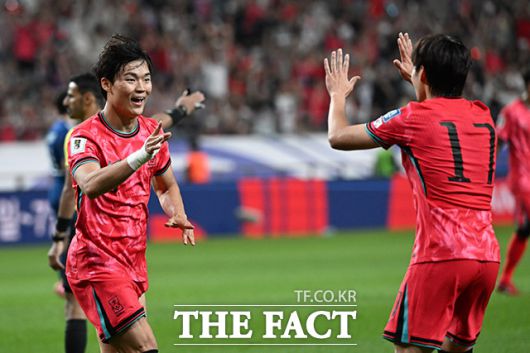 득점 축하 받는 오현규(왼쪽).