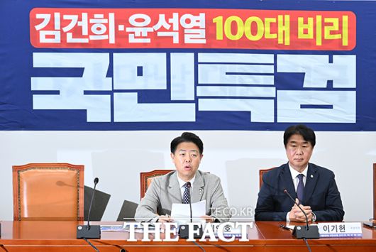 김영호 더불어민주당 김건희·윤석열 100대 비리 의혹 국민 특별 검증단장(왼쪽)이 22일 오전 서울 여의도 국회에서 '김건희·윤석열 100대 비리 의혹 국민특검 10차 브리핑'을 열고 발언하고 있다./국회=박헌우 기자