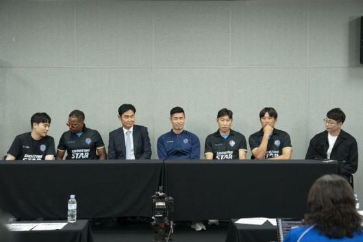 홍태호 통역사, 파트리스 에브라 선수, 최용수 감독, 설기현 코치, 이근호 선수, 구자철 선수, 조효민 PD(왼쪽부터)가 12일 오후 5시 경기도 용인시 용인미르스타디움에서 열린 '슈팅스타2' 기자간담회에 참석해 이야기를 나누고 있다. /쿠팡플레이