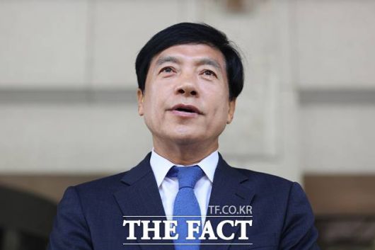 김학의 전 법무부 차관 불법 출국금지 의혹과 관련된 수사에 외압을 행사한 혐의로 재판에 넘겨진 이성윤 더불어민주당 의원이 12일 서울 서초구 대법원에서 열린 직권남용 권리행사방해 혐의 관련 상고심 선고기일에서 무죄 판결을 받은 뒤 입장을 밝히고 있다. 2025.06.11/뉴시스