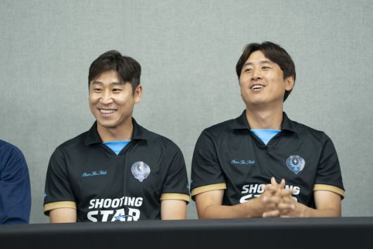 이근호 선수(왼쪽)와 구차철 선수가 12일 오후 5시 경기도 용인시 용인미르스타디움에서 열린 '슈팅스타2' 기자간담회에 참석해 발언하고 있다. /쿠팡플레이