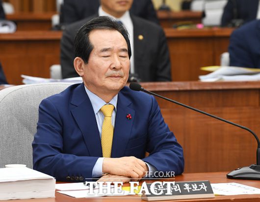 정세균 전 총리 지명 당시 자유한국당은 의원직 유지가 삼권분립을 훼손한다고 강하게 반발했다. 이에 대해 정 전 총리는 인사청문특위 서면답변에서 "삼권분립은 기능의 분립을 의미하는 것이지 인적 분립을 의미하는 것이 아니다"라며 "국회법에 따라 의원의 국무총리 겸직이 허용돼 있다"고 반박했다. /배정한 기자