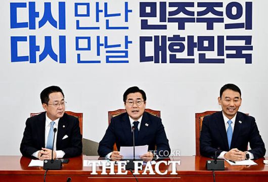 박찬대 더불어민주당 대표 직무대행 겸 원내대표가 12일 오전 서울 여의도 국회에서 열린 고별 기자간담회에 참석해 모두발언을 하고 있다. /국회=배정한 기자