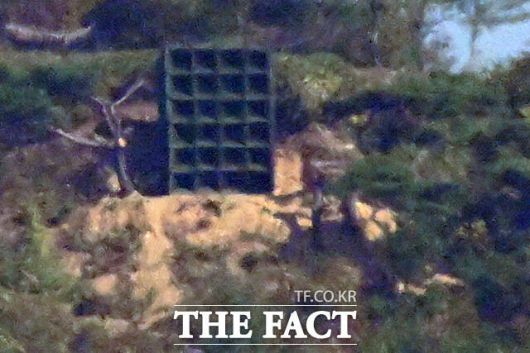 군 당국이 대북 확성기 방송을 1년 만에 중단한 가운데 소음 피해를 겪고 있던 접경지역 주민들은 "조용한 마을을 되찾았다"며 기뻐하는 분위기다. 사진은 인천 강화군 송해면에서 바라본 북한 황해도 개풍군 야산에 설치된 대남 스피커의 모습. /남윤호 기자