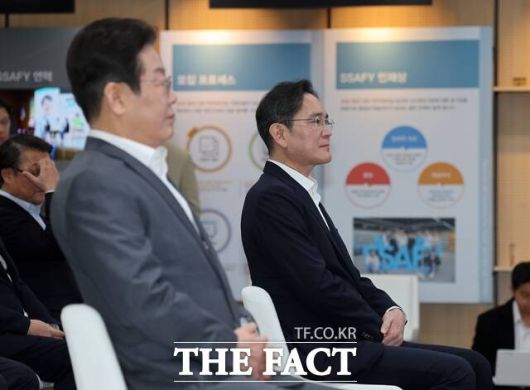 삼성전자는 오는 17~19일 주요 경영진과 해외 법인장이 모여 하반기 사업 전략을 구상하는 글로벌전략회의를 연다. 사진은 이재용 삼성전자 회장(오른쪽)이 지난 3월 서울 강남구 삼성청년소프트웨어아카데미 멀티캠퍼스를 방문한 이재명 대통령(당시 당 대표)과 청년 취업 지원 관련 영상을 시청하는 모습. /박헌우 기자