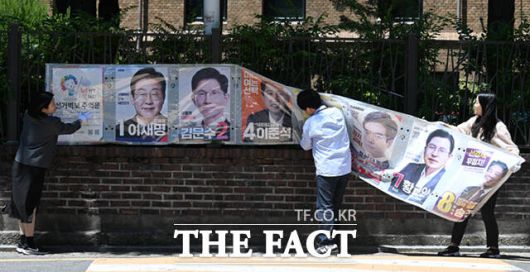 전문가들은 선거정보 고시의 중요성을 고려하면 선거 종료 시 선관위 차원에서 철거 협조를 요청하는 방안이 필요하다고 제언했다. 사진은 제21대 대통령선거 다음 날인 지난 4일 서울시 선관위 관계자들이 서울 종로구 예술가의 집 담장에 부착된 선거벽보를 철거하고 있는 모습. /이새롬 기자