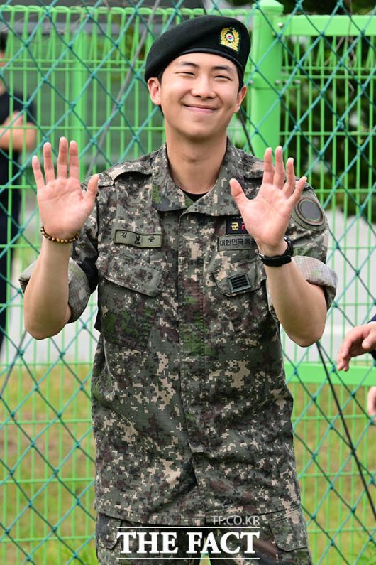 지난 10일 전역하며 팬들의 곁으로 돌아온 그룹 방탄소년단(BTS)의 RM이 데뷔 12주년을 맞아 진심 어린 감회를 전했다. /남윤호 기자