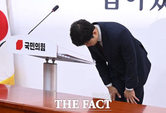 김용태 국민의힘 비상대책위원장이 13일 서울 여의도 국회에서 수원지법 대북송금 재판 관련 현안 기자회견을 마친 뒤 인사하고 있다.