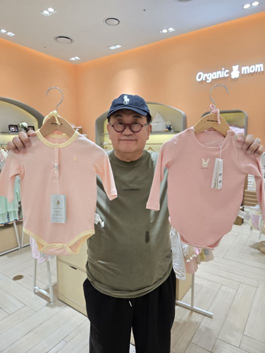 이용식은 얼마전 간단한 육아용품을 사러갔다가 즉석에서 옷을 6벌이나 구입한 뒤 "손녀를 보면 왜 나는 오래전에 작고하신 엄마가 생각나는지 모르겠다"고 울컥하기도 했다. /이수민 SNS