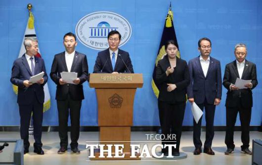 더불어민주당 장경태, 김용민 등 의원들이 11일 서울 여의도 국회 소통관에서 검찰 개혁 관련 기자회견을 하고 있다. /뉴시스