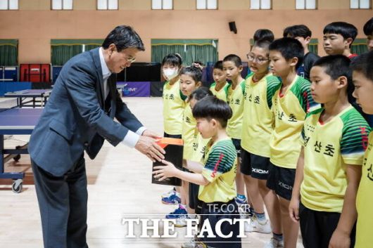 김돈곤 청양군수가 최근 정산초 탁구부를 격려하고 있다. /청양군