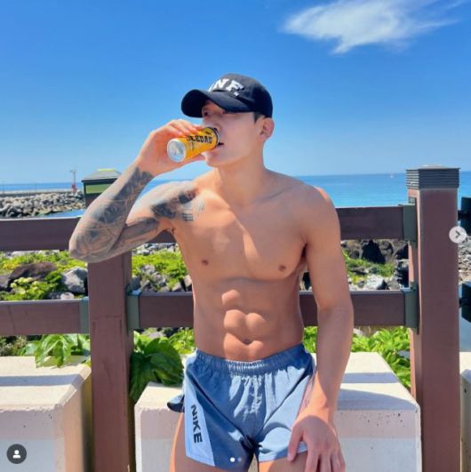 유주상이 한 에너지드링크를 홍보하기 위해 인스타그램에 올린 이미지. 복근이 눈에 띈다. l 유주상 인스타그램