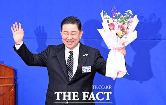 정치권의 이목은 이제 김 원내대표가 어느 강도로 입법 드라이브를 전개할지에 쏠리고 있다. 형사소송법 개정안, 상법 개정안, 검찰개혁 법안 등 여야 간 충돌이 불가피한 이슈들이 줄줄이 대기 중이다. /이새롬 기자