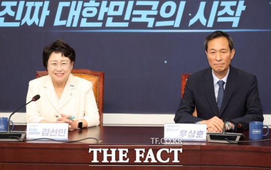 김선민 조국혁신당 당대표 권한대행이 11일 서울 여의도 국회에서 우상호 대통령실 정무수석을 접견하는 모습. /뉴시스