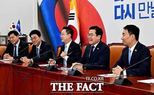 박찬대(왼쪽에서 네 번째) 민주당 전 원내대표가 12일 국회에서 열린 고별 기자간담회에 참석해 원내지도부와 이야기를 나누는 모습. 김병기 원내대표가 13일 민주당 2기 원내사령탑으로 뽑혔다. /배정한 기자