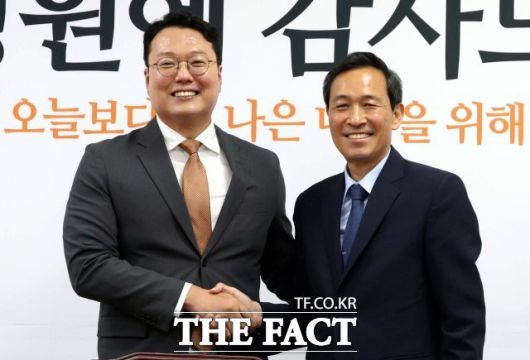 천하람 당대표 권한대행 겸 원내대표가 11일 국회에서 우 수석을 접견하며 악수하는 모습. /뉴시스