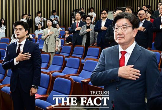 국민의힘이 김 위원장의 거취와 개혁안 찬반, 전당대회 개최 등을 두고 내홍을 겪고 있다. 사진은 김 위원장과 권성동 전 원내대표. /배정한 기자