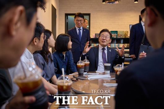 이재명 대통령이 10일 오후 용산 대통령실에서 기자들과 차담회에서 대화하는 모습. 이날 차담회는 예정되지 않은 일정이었다. /대통령실 제공