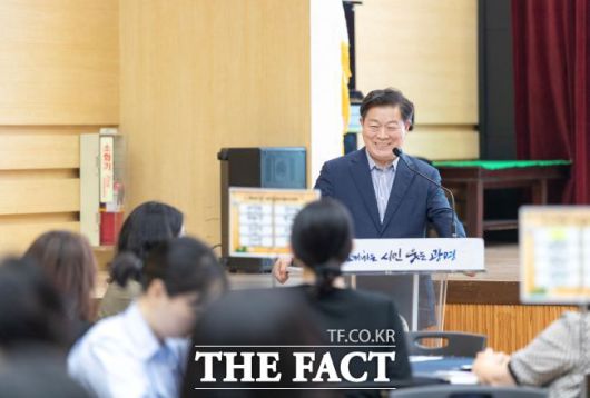 박승원 광명시장이 '통하는 날' 행사에서 인사말을 하고 있다. /광명시